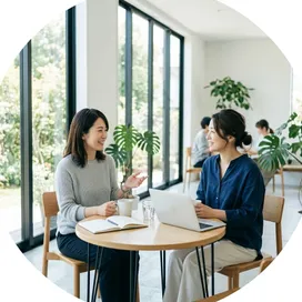 カフェで話す2人の女性